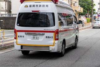 Sebevrah v Japonsku pádem z 11. patra zabil ženu, sám přežil. Otec oběti žádá obvinění z vraždy - Novinky